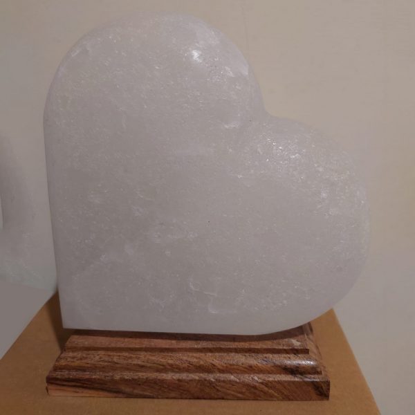 Foto principale Lampada di Sale Himalayano Bianca scolpita a forma di Cuore 4 kg con luce calda e base in legno