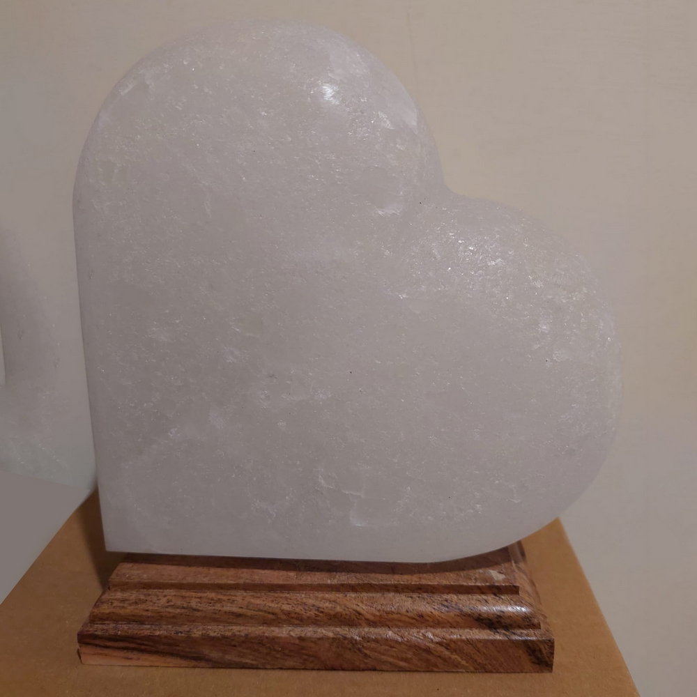 Foto principale Lampada di Sale Himalayano Bianca scolpita a forma di Cuore 4 kg con luce calda e base in legno