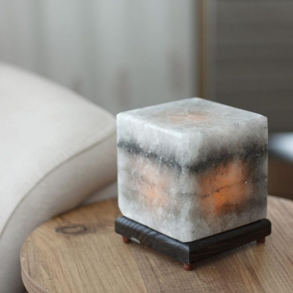 Lampada di Sale Himalayano Grigia scolpita a forma di Cubo 4 kg con luce calda e base in legno - Foto 2
