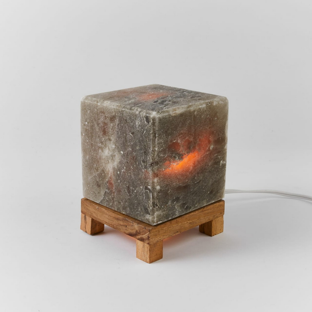Foto principale Lampada di Sale Himalayano Grigia scolpita a forma di Cubo 4 kg con luce calda e base in legno