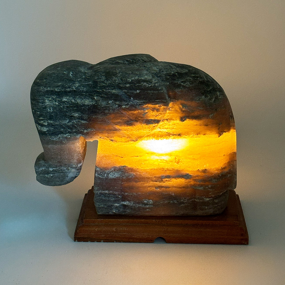Foto principale Lampada di Sale Himalayano Grigia scolpita a forma di Elefante 3 kg con luce calda e base in legno