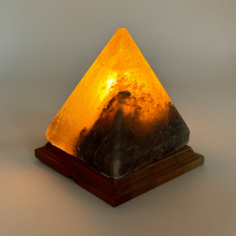 Foto principale Lampada di Sale Himalayano Grigia scolpita a forma di Piramide 3-4 kg con luce calda e base in legno