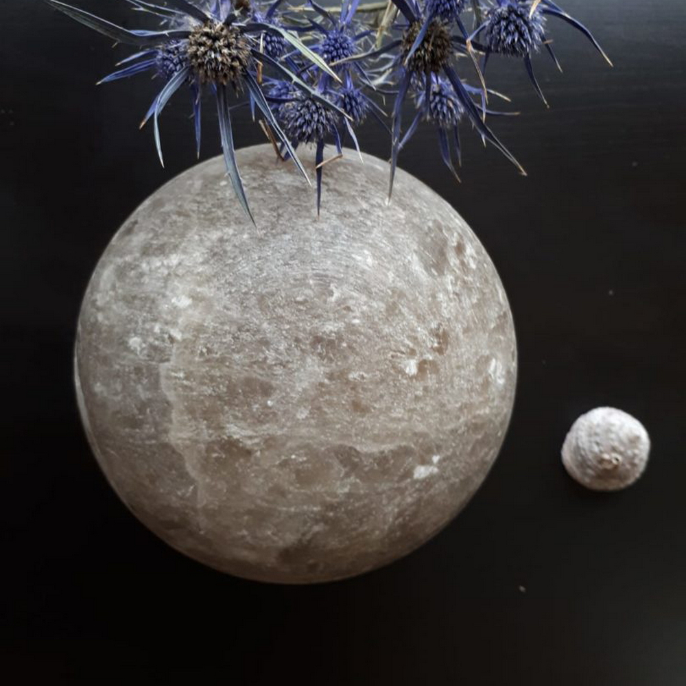 Foto principale Lampada di Sale Himalayano Grigia scolpita a forma di Sfera 3-4 kg con luce calda e base in legno