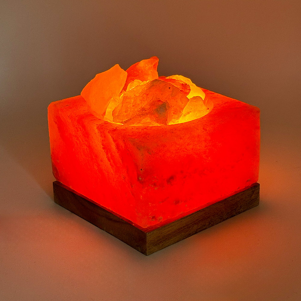 Foto principale Lampada di Sale Himalayano Rosa Braciere quadrato con pezzotti 4 kg con luce calda e base il legno