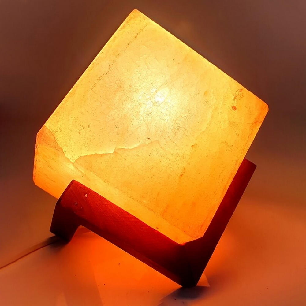 Foto principale Lampada di Sale Himalayano Rosa scolpita a forma di Cubo 3-4 kg con luce calda e base Geometrica in legno