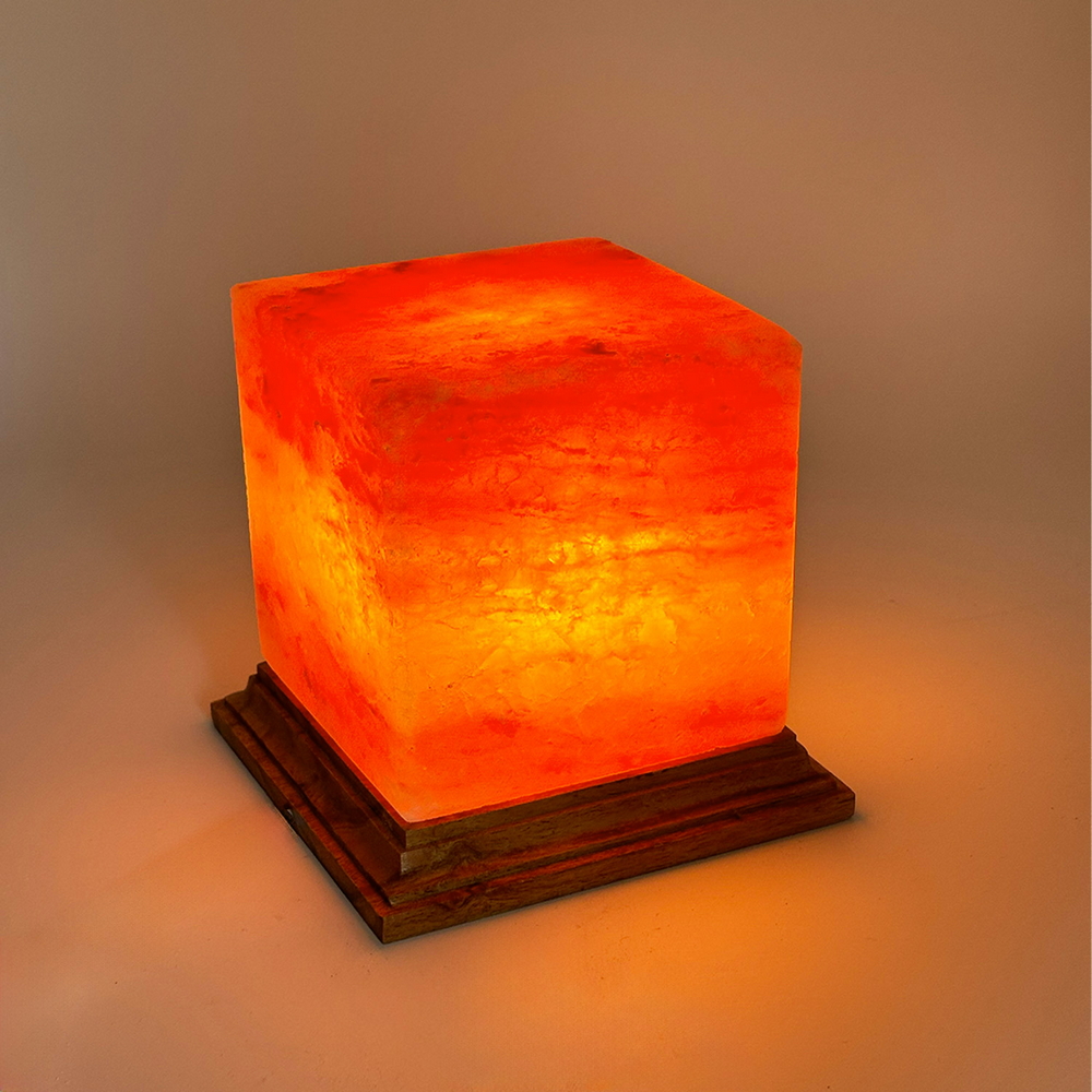 Foto principale Lampada di Sale Himalayano Rosa scolpita a forma di Cubo 3-4 kg con luce calda e base in legno