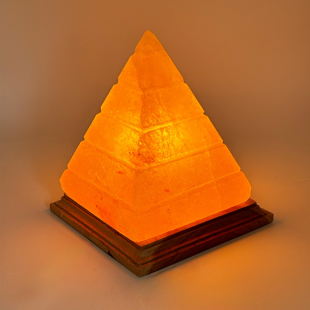 Foto principale Lampada di Sale Himalayano Rosa scolpita a forma di Piramide Egiziana 3-4 kg con luce calda e base in legno