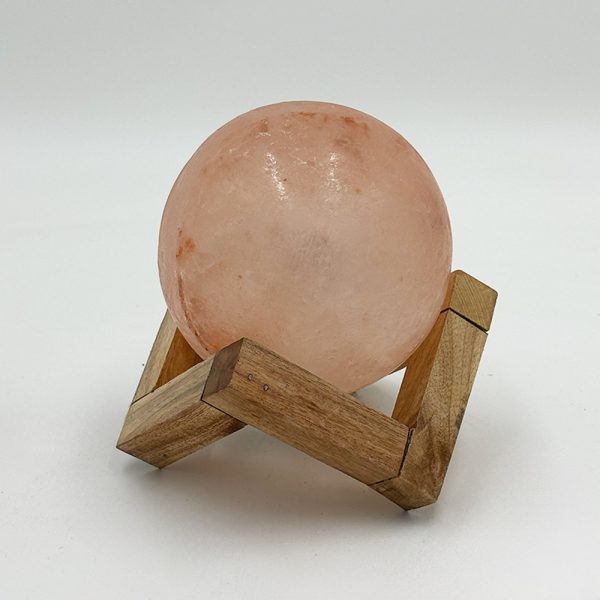 Lampada di Sale Himalayano Rosa scolpita a forma di Sfera 3-4 kg con luce calda e base Geometrica in legno - Foto 1