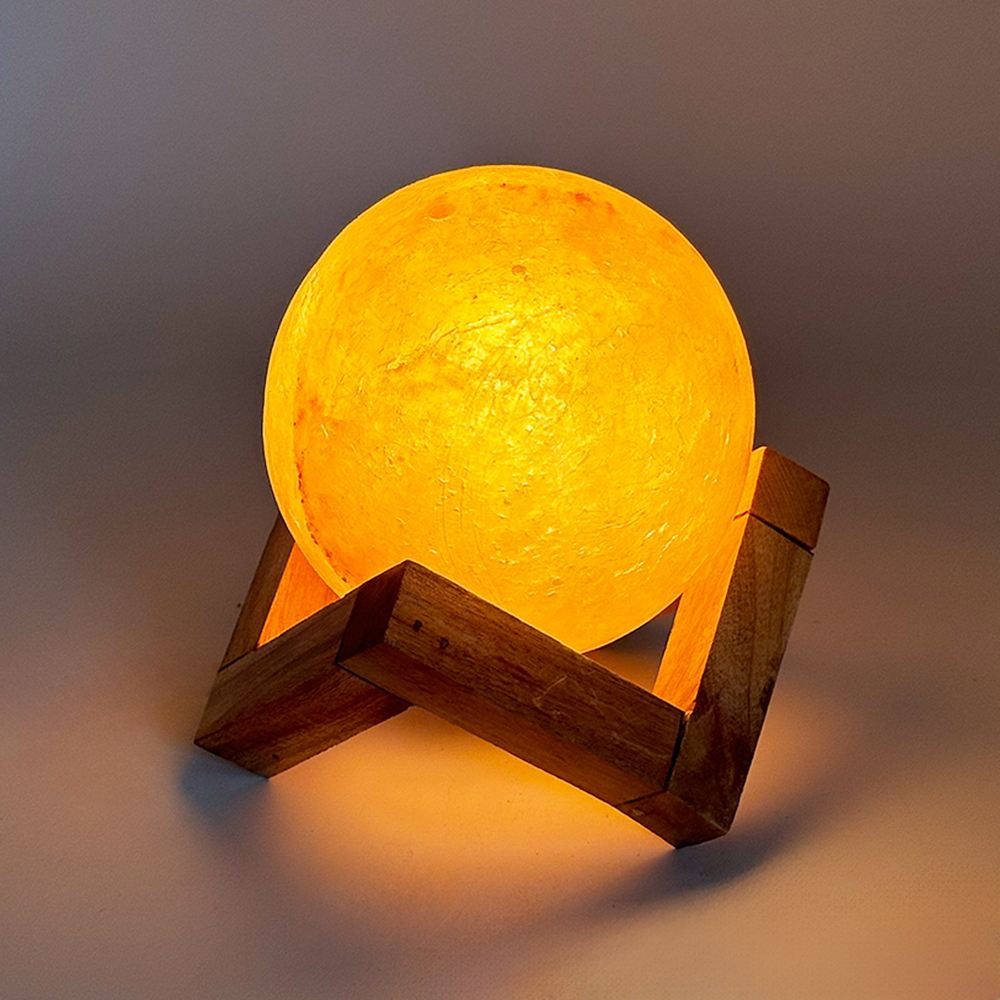 Foto principale Lampada di Sale Himalayano Rosa scolpita a forma di Sfera 3-4 kg con luce calda e base Geometrica in legno