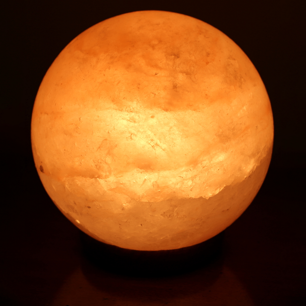 Foto principale Lampada di Sale Himalayano Rosa scolpita a forma di Sfera 5 kg con luce calda e base in legno