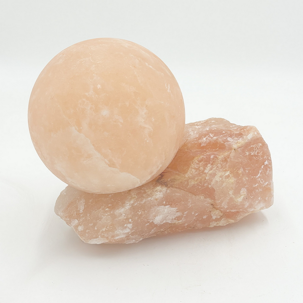 Lampada di Sale Himalayano Rosa scolpita a forma di Sfera su base grezza 7 kg con luce calda e base in legno - Foto 1