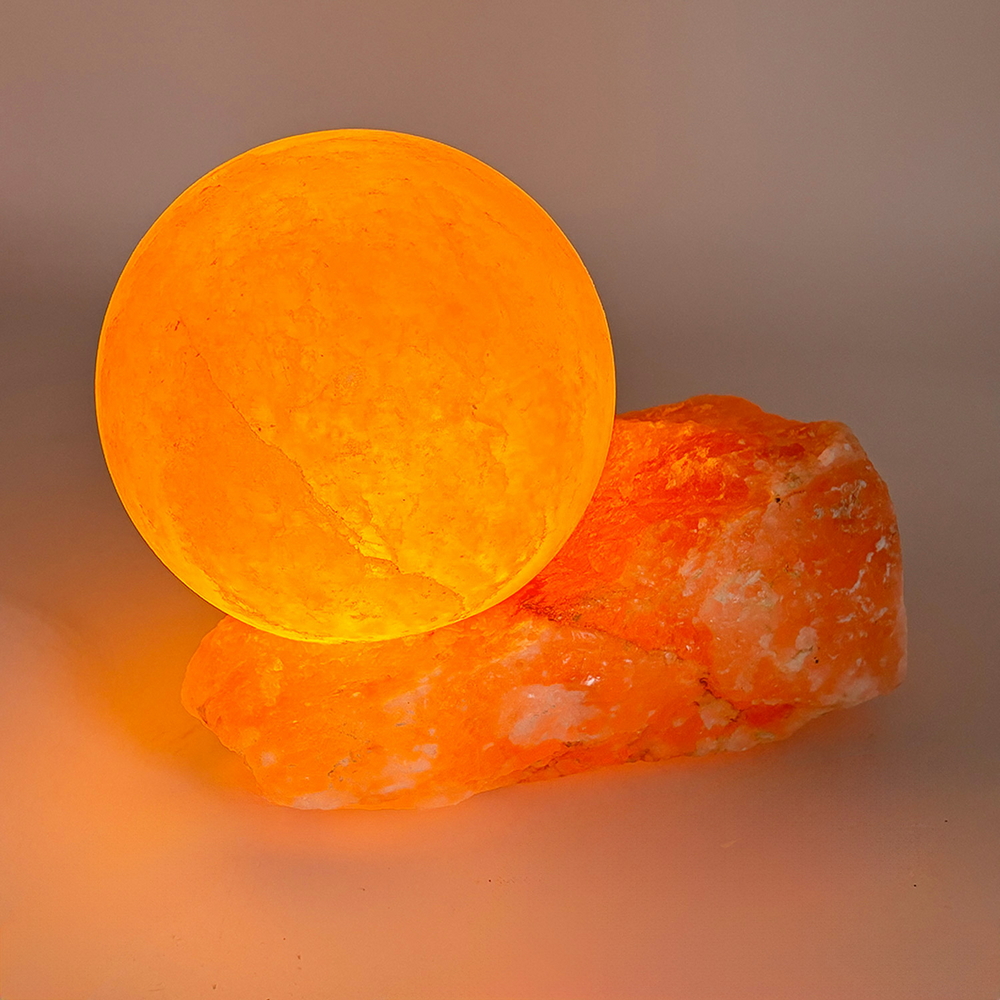 Foto principale Lampada di Sale Himalayano Rosa scolpita a forma di Sfera su base grezza 7 kg con luce calda e base in legno