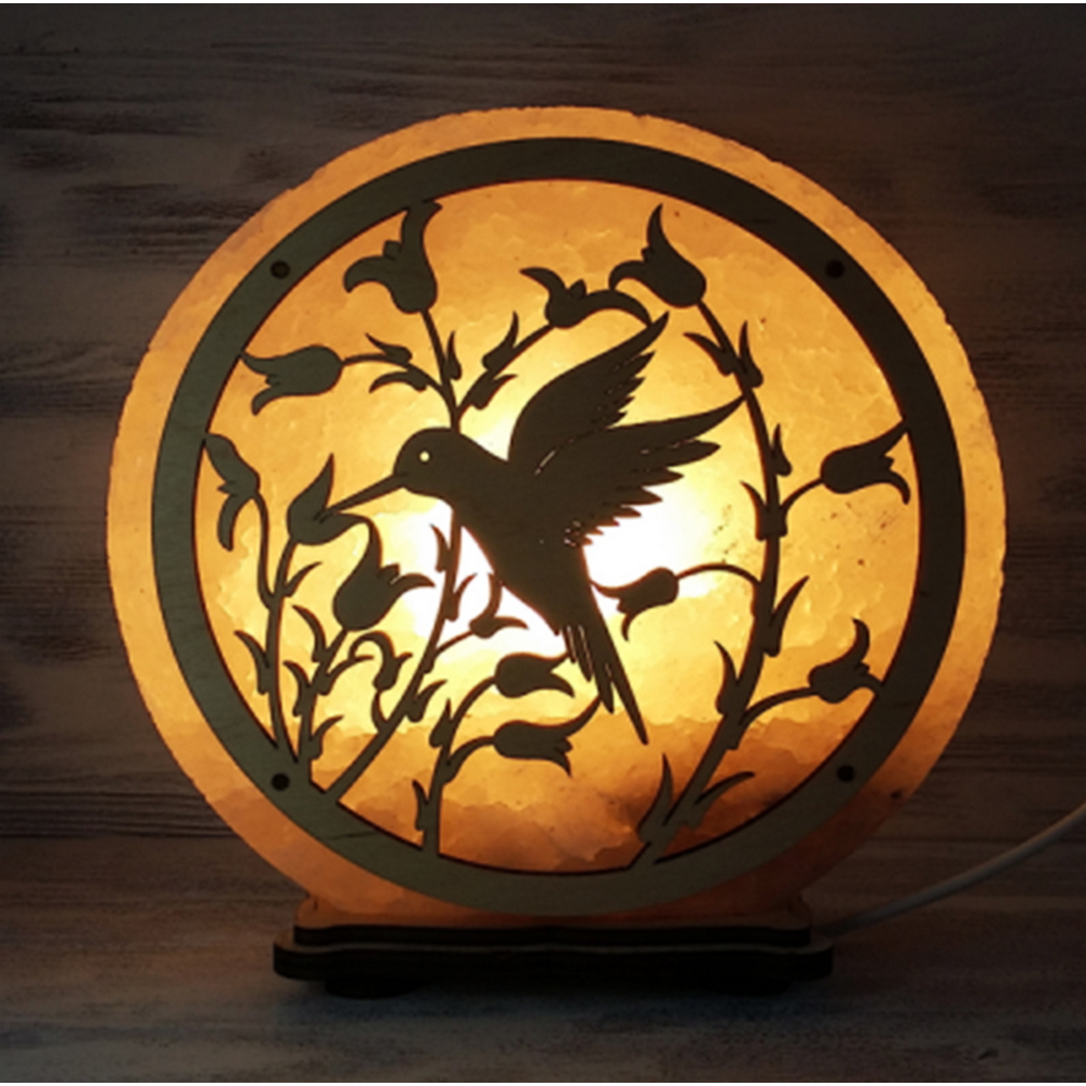 Foto principale Lampada di Sale Himalayano Rosa scolpita Rotonda Colibrì 4 kg con luce calda e base in legno