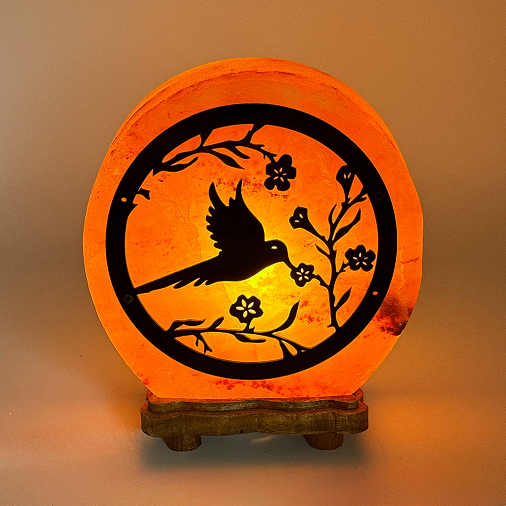 Foto principale Lampada di Sale Himalayano Rosa scolpita Rotonda Colibrì 5 kg con luce calda e base in legno
