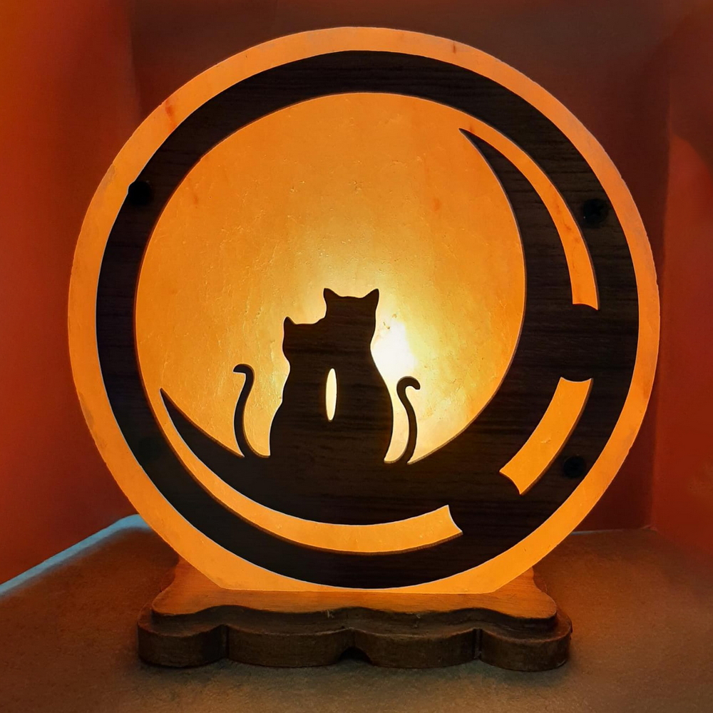 Foto principale Lampada di Sale Himalayano Rosa scolpita Rotonda Gatti sulla Luna 5 kg con luce calda e base in legno