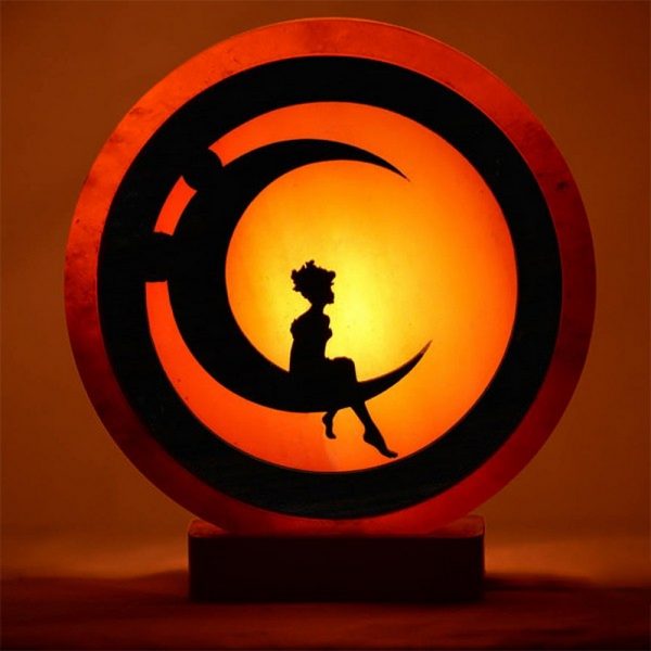 Foto principale Lampada di Sale Himalayano Rosa scolpita Rotonda Ragazza sulla Luna 5 kg con luce calda e base in legno