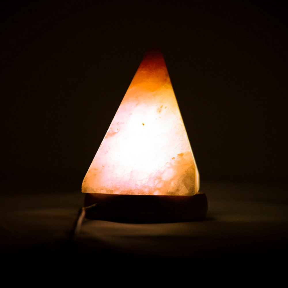 Foto principale Lampada di Sale Himalayano USB Rosa scolpita a forma di Piramide 600 g con luce Led RGB e base in legno