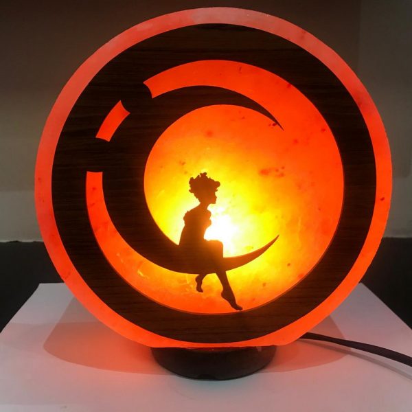 Foto principale Lampada di Sale Himalayano USB Rosa scolpita a forma di Ragazza sulla Luna 600 g con luce Led RGB e base in legno