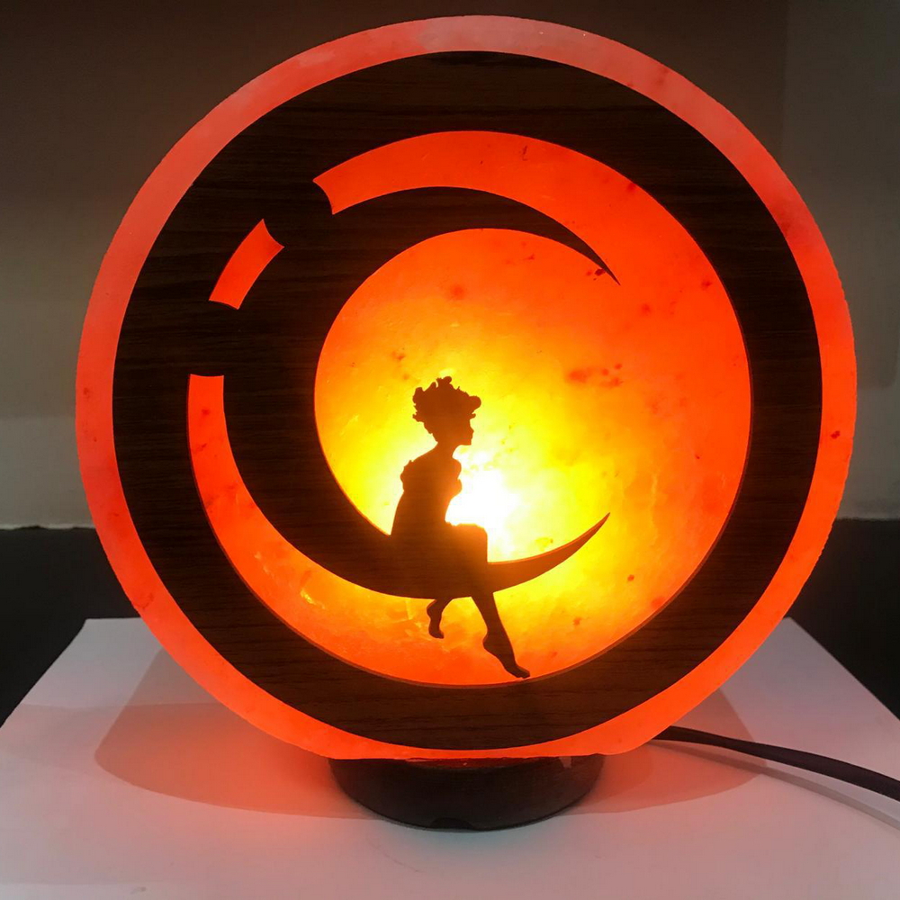 Foto principale Lampada di Sale Himalayano USB Rosa scolpita a forma di Ragazza sulla Luna 600 g con luce Led RGB e base in legno