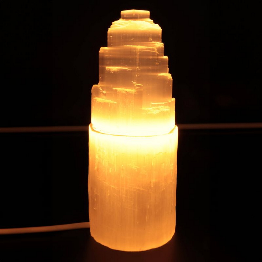 Foto principale Lampada di Selenite Bianca scolpita a forma di Torre 2-3 kg con luce calda e base in legno