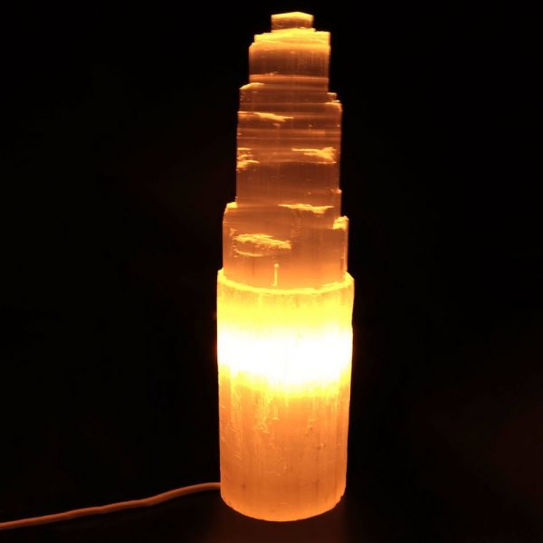 Foto principale Lampada di Selenite Bianca scolpita a forma di Torre 3-4 kg con luce calda e base in legno