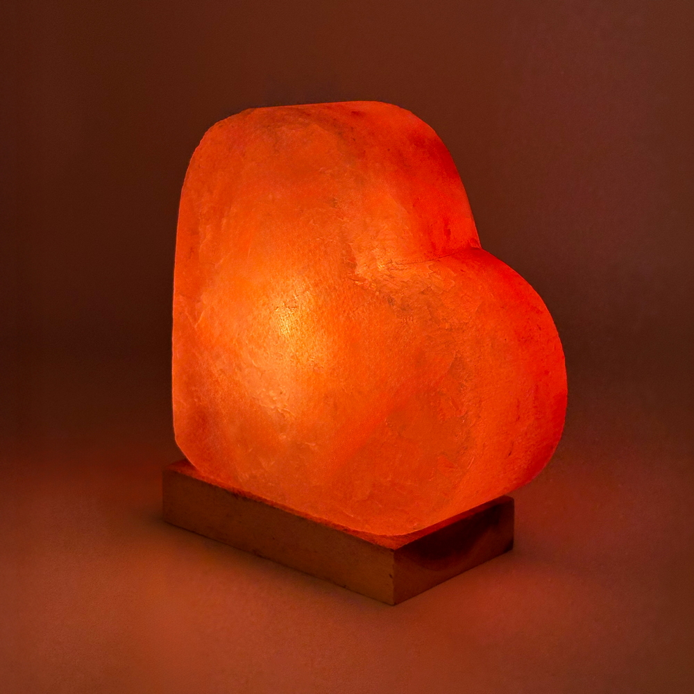Foto principale Lampada di Sale Himalayano Rosa naturale scolpita a forma di Cuore 2-3 kg con luce calda e base in legno