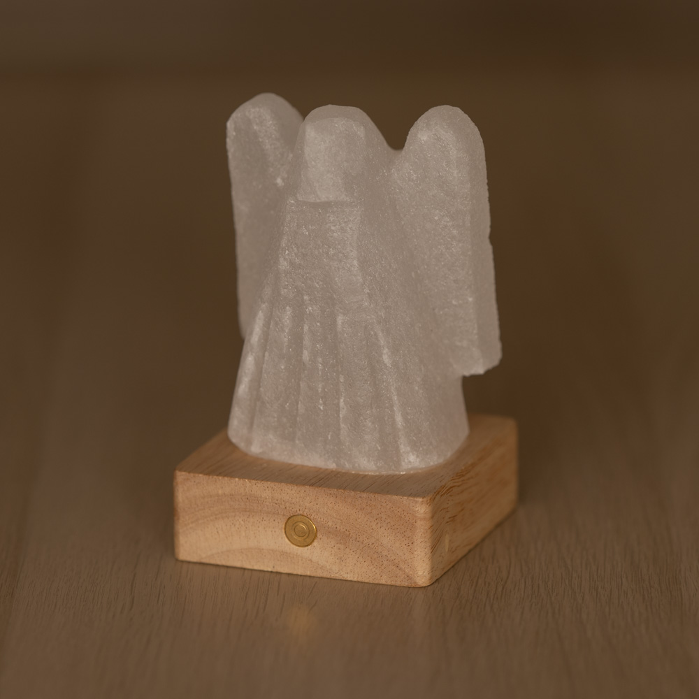 Lampada di Sale Himalayano Libera a batteria Bianca scolpita a forma di Angelo 600 g con luce Led RGB e base quadrata - Foto 1