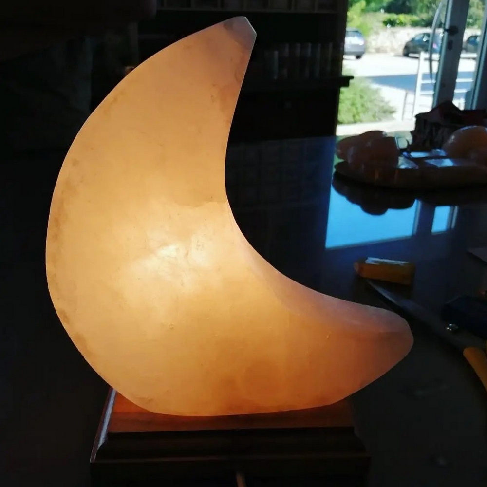 Foto principale Lampada di Sale Himalayano Rosa scolpita a forma di Luna 2-3 kg con luce calda e base in legno